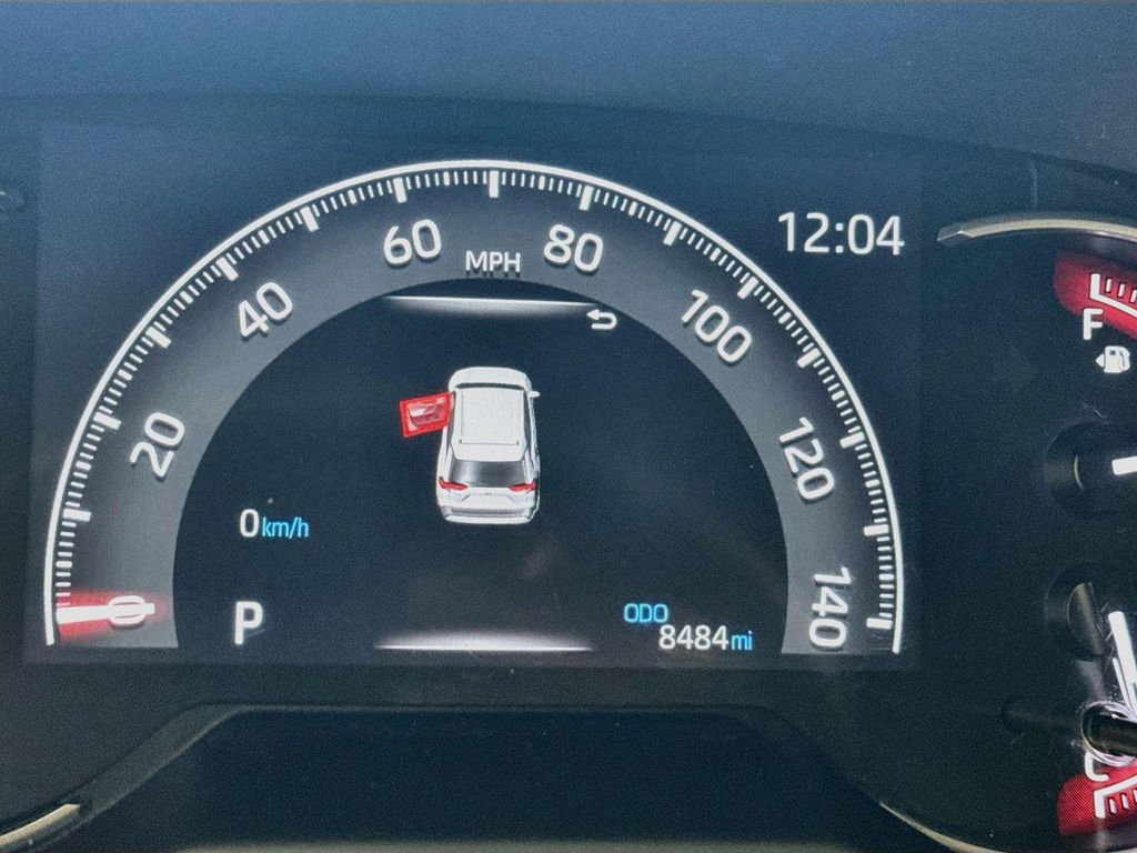 صورة 8 لـ 2023 Toyota RAV4 LE