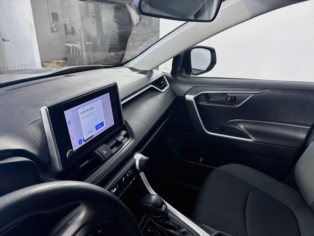 صورة 5 لـ 2023 Toyota RAV4 LE