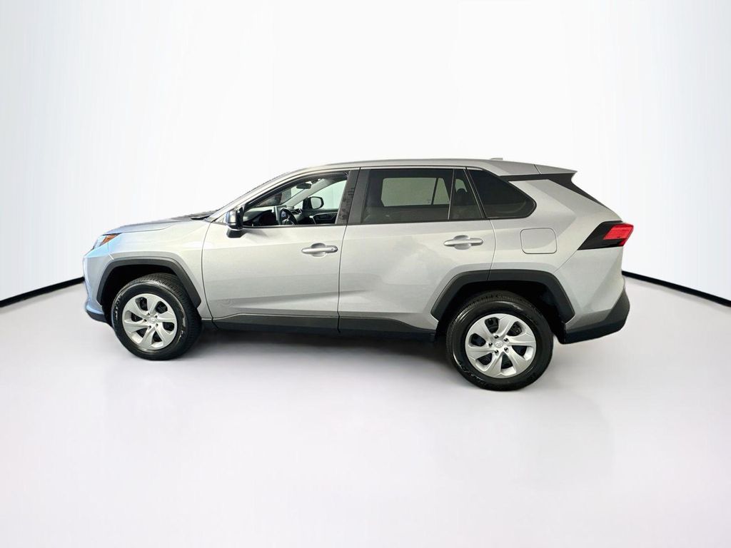 صورة 3 لـ 2023 Toyota RAV4 LE