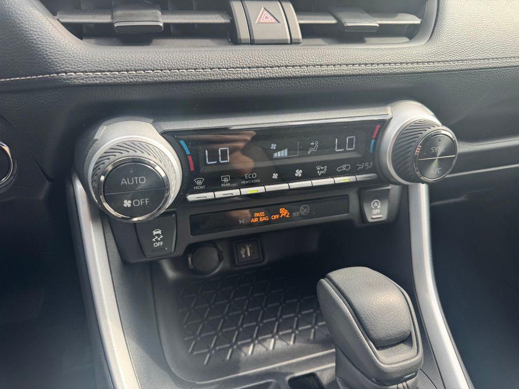 صورة مصغرة 12 لـ 2025 Toyota RAV4 XLE