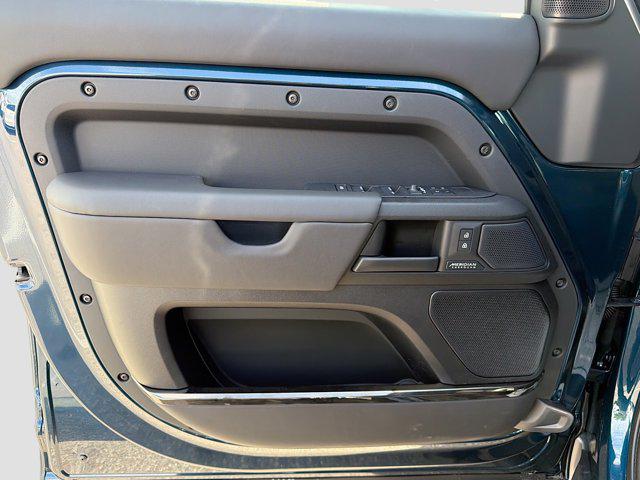 2026 LAND Rover DEFENDER P635 OCTA — миниатюра 20