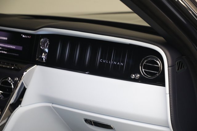 2025 ROLLS-ROYCE CULLINAN SUV — миниатюра 30