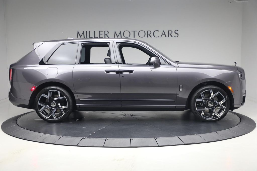 صورة 10 لـ 2027 ROLLS-ROYCE CULLINAN BLACK BADGE