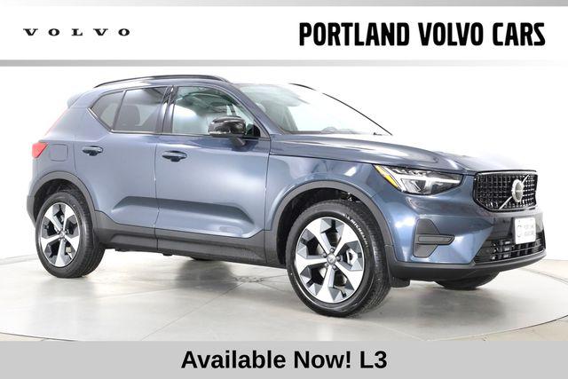 New 2026 Volvo XC40 Core, B5 AWD Gas (mild hybrid), Dark