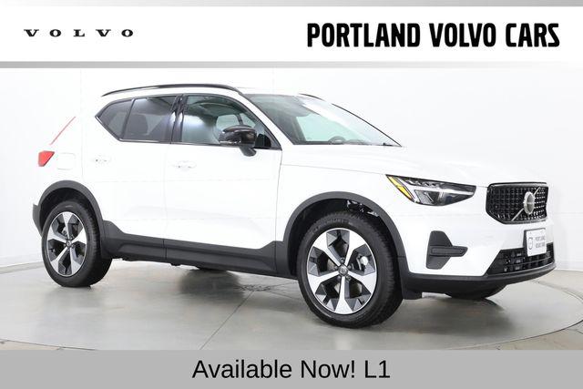 New 2026 Volvo XC40 Core, B5 AWD Gas (mild hybrid), Dark
