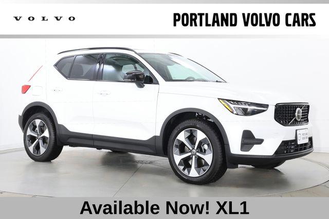 New 2026 Volvo XC40 Core, B5 AWD Gas (mild hybrid), Dark