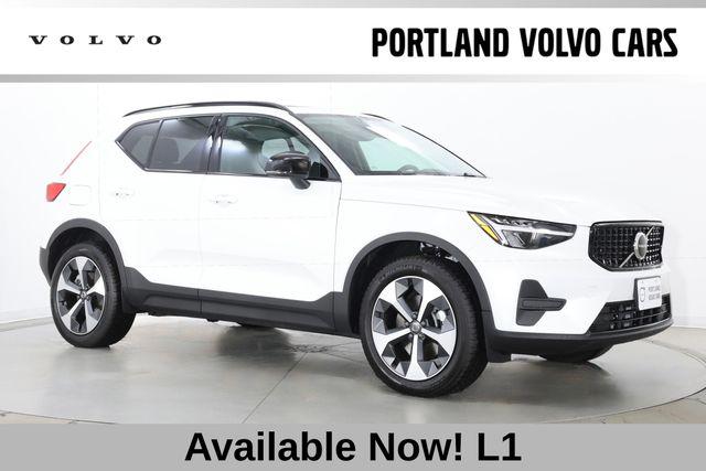 New 2026 Volvo XC40 Core, B5 AWD Gas (mild hybrid), Dark