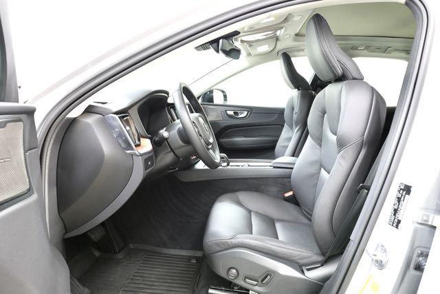 2024 Volvo XC60 B5 PLUS DARK THEME — миниатюра 16