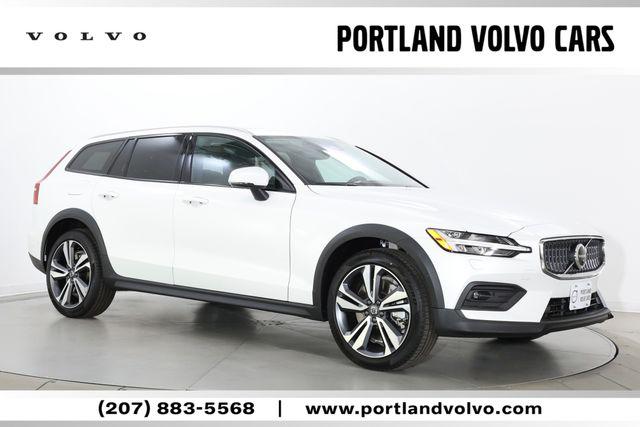New 2026 Volvo V60 Cross Country Plus, B5 AWD Gas (mild hybrid)