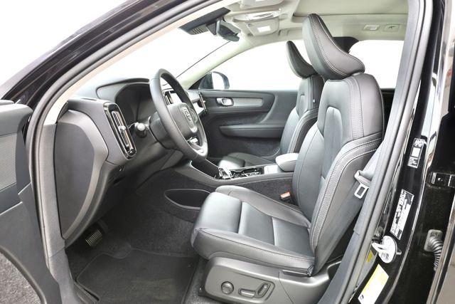صورة مصغرة 14 لـ 2026 Volvo XC40 PLUS, B5 AWD GAS (MILD HYBRID), DARK