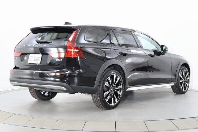 2026 Volvo V60 CROSS COUNTRY ULTRA, B5 AWD GAS (MILD HYBRID) photo 8