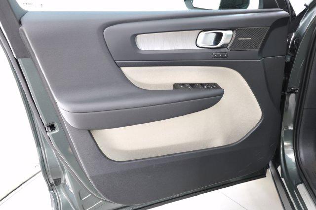 2026 Volvo XC40 PLUS, B5 AWD GAS (MILD HYBRID), DARK — миниатюра 13