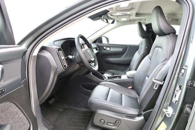 صورة مصغرة 14 لـ 2026 Volvo XC40 PLUS, B5 AWD GAS (MILD HYBRID), DARK
