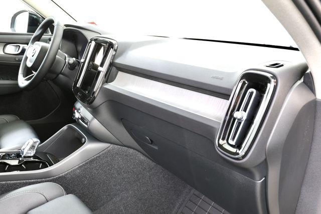 صورة مصغرة 19 لـ 2026 Volvo XC40 PLUS, B5 AWD GAS (MILD HYBRID), DARK