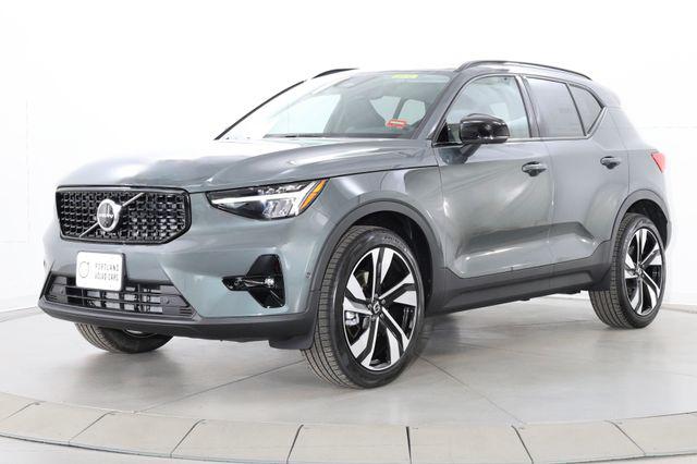 2026 Volvo XC40 PLUS, B5 AWD GAS (MILD HYBRID), DARK 照片 4