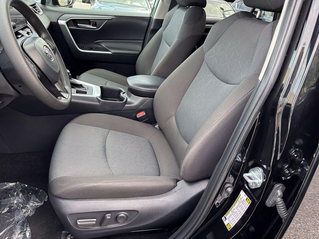 2025 Toyota RAV4 XLE — миниатюра 18