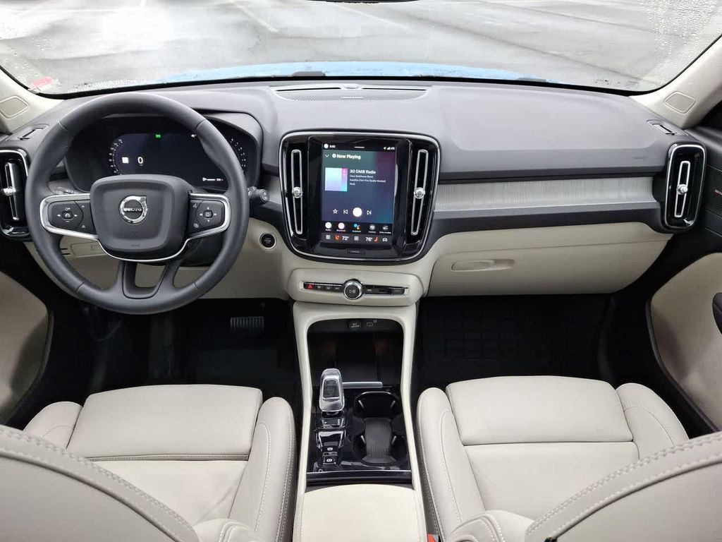 صورة 10 لـ 2025 Volvo XC40 B5 ULTRA DARK THEME