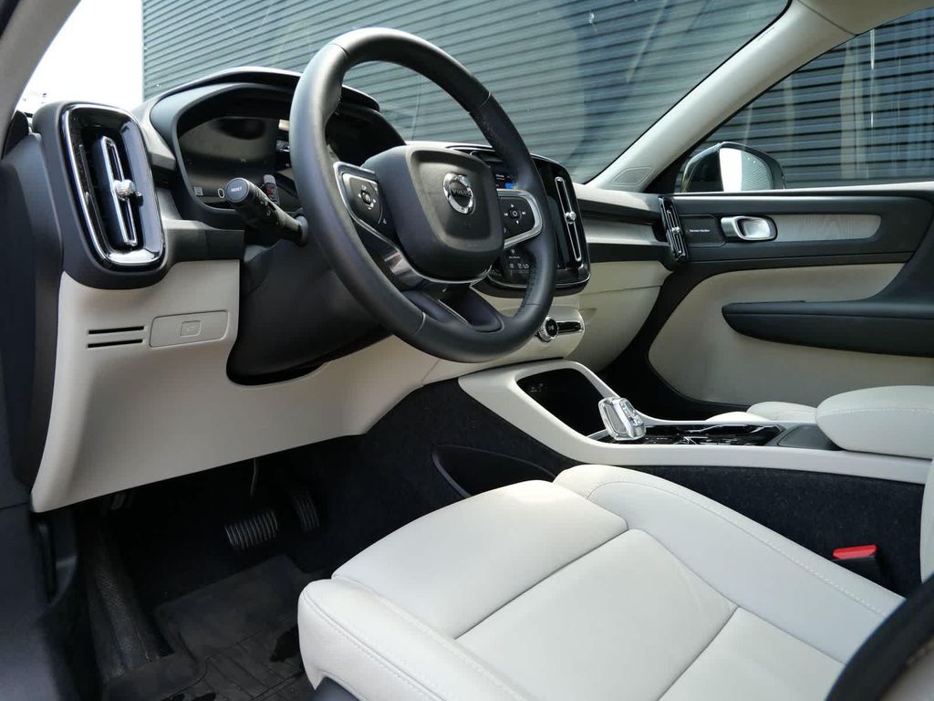 صورة مصغرة 4 لـ 2025 Volvo XC40 B5 ULTRA DARK THEME