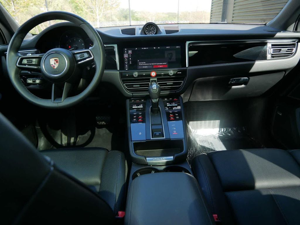 صورة 8 لـ 2025 Porsche MACAN