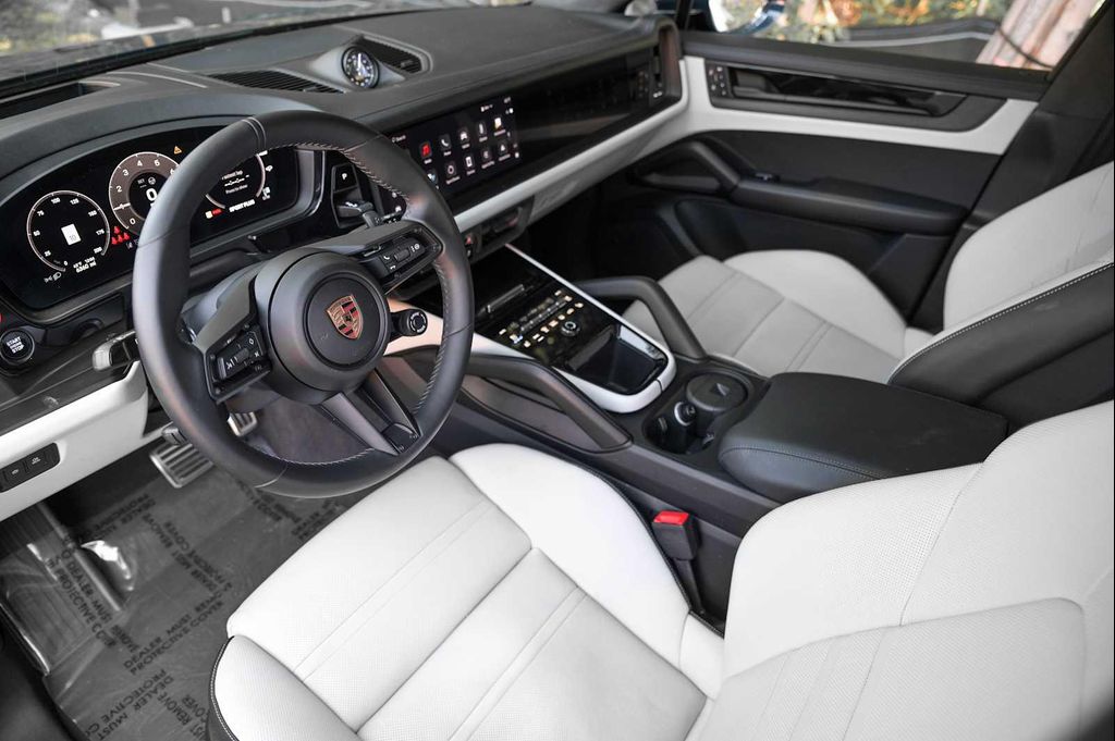 2025 Porsche CAYENNE GTS 缩略图 28