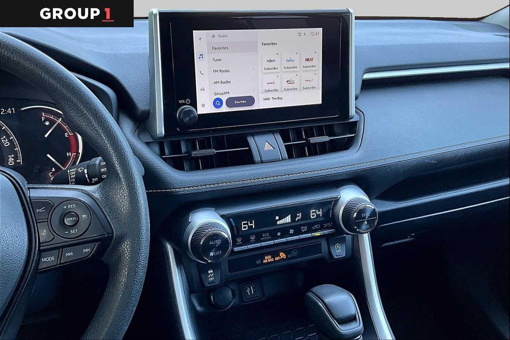 2025 Toyota RAV4 XLE photo 7