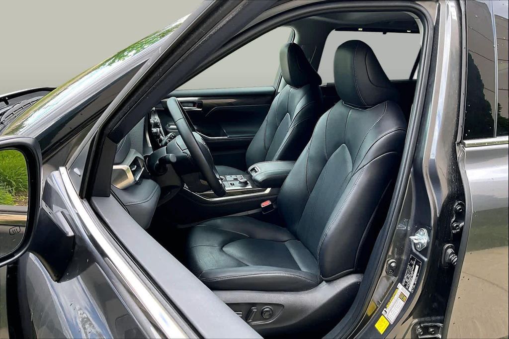 صورة 9 لـ 2025 Toyota HIGHLANDER LIMITED