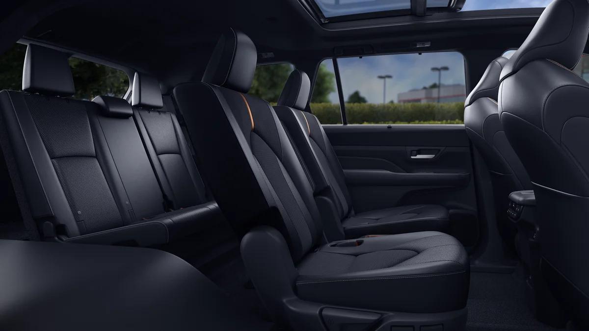 TOYOTA GRAND HIGHLANDER - 2