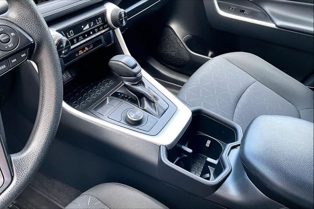 2024 Toyota RAV4 HYBRID XLE thumbnail 12