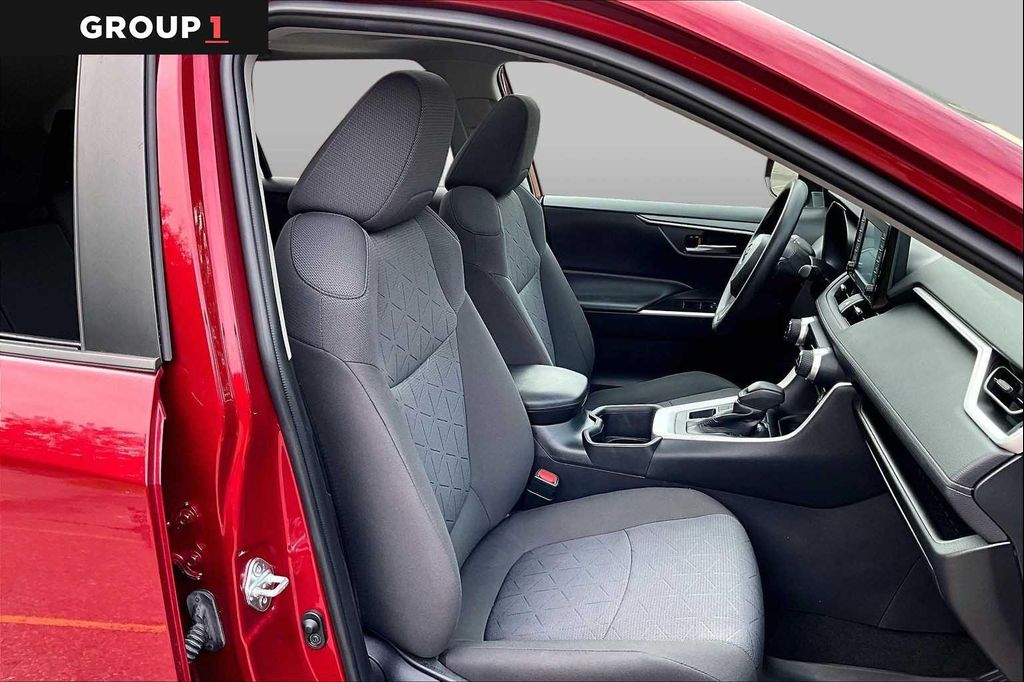 صورة 8 لـ 2022 Toyota RAV4 XLE