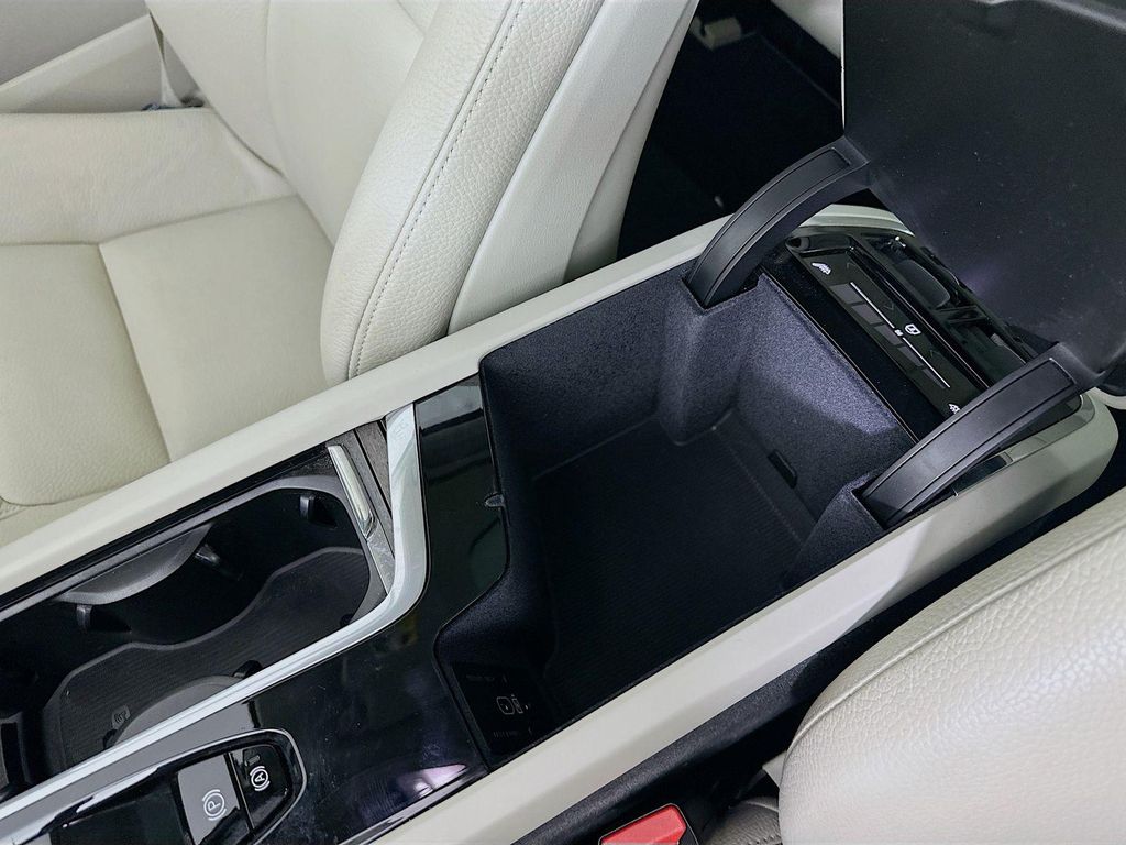 2023 Volvo XC90 B6 PLUS 7-SEATER thumbnail 28