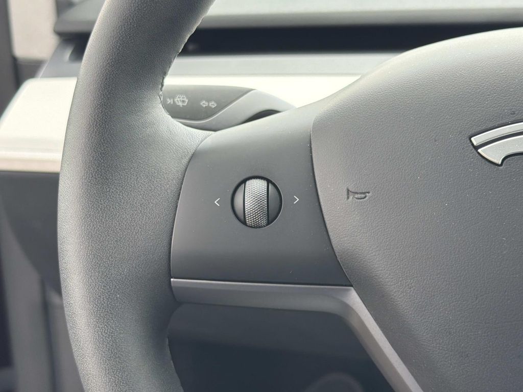 TESLA MODEL Y LONG RANGE DUAL MOTOR ALL-WHEEL DRIVE - 9