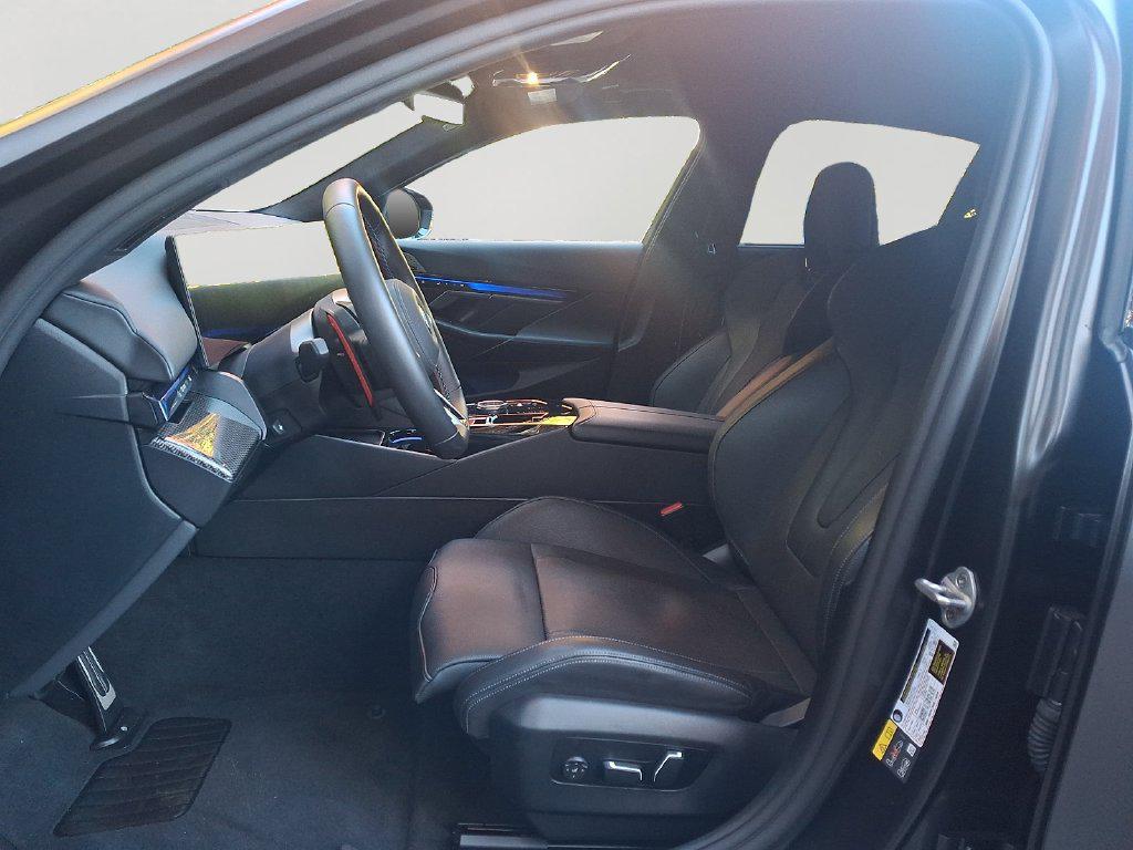 صورة مصغرة 13 لـ 2025 BMW M5 BASE