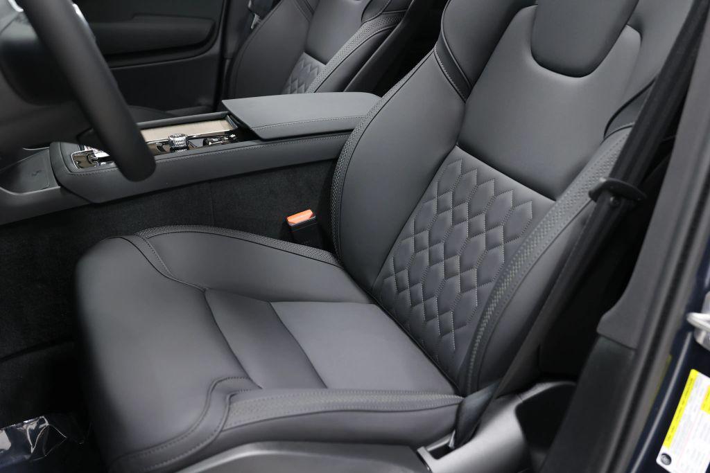 2025 Volvo XC90 B6 CORE — миниатюра 22