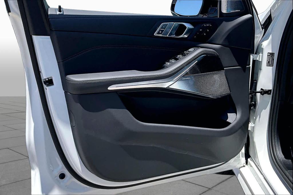 صورة 9 لـ 2027 BMW X7 M60I