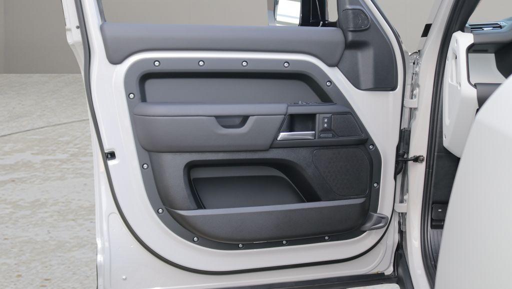 صورة 9 لـ 2026 LAND Rover DEFENDER 130 X-DYNAMIC SE