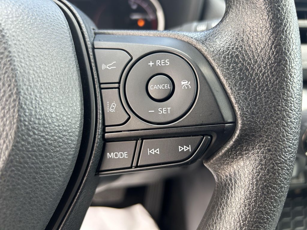 2025 Toyota RAV4 XLE — миниатюра 24
