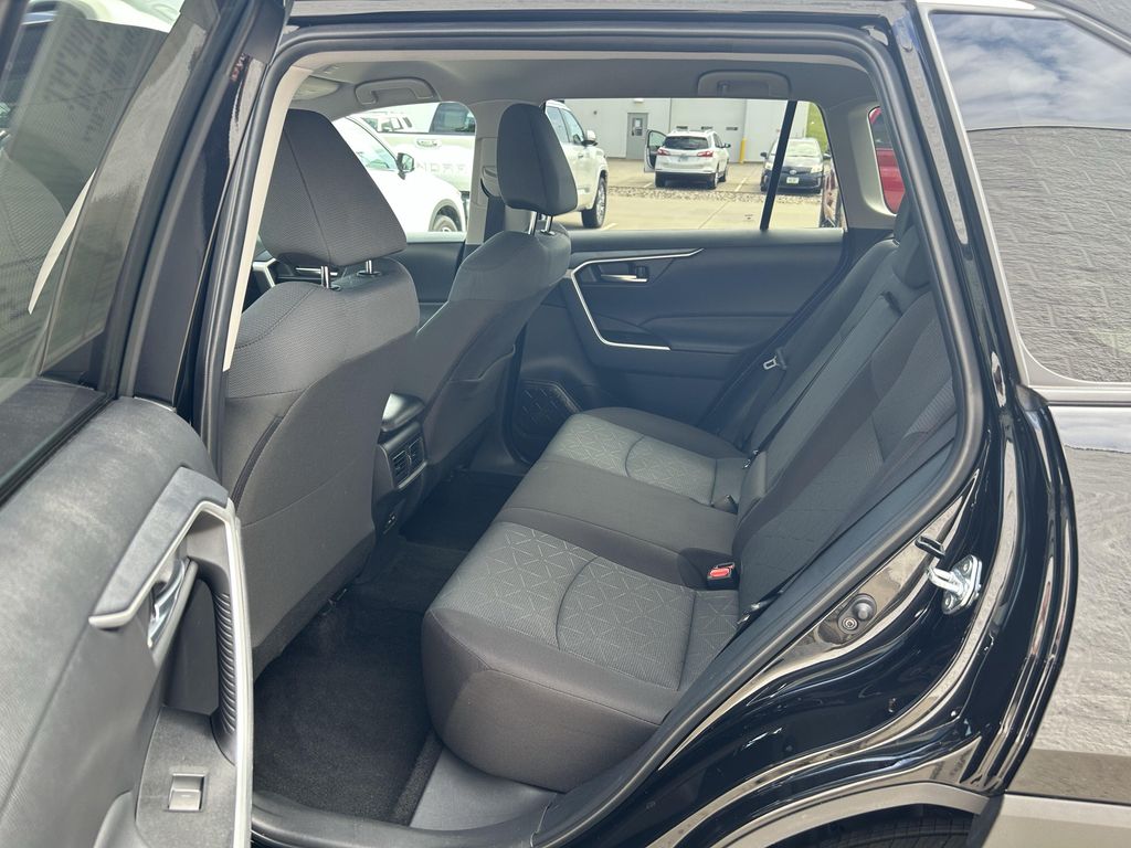 2025 Toyota RAV4 XLE — миниатюра 17