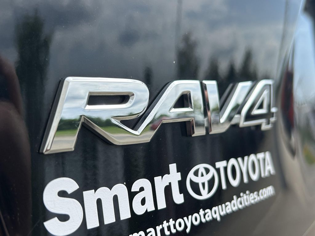 2025 Toyota RAV4 XLE — фото 8