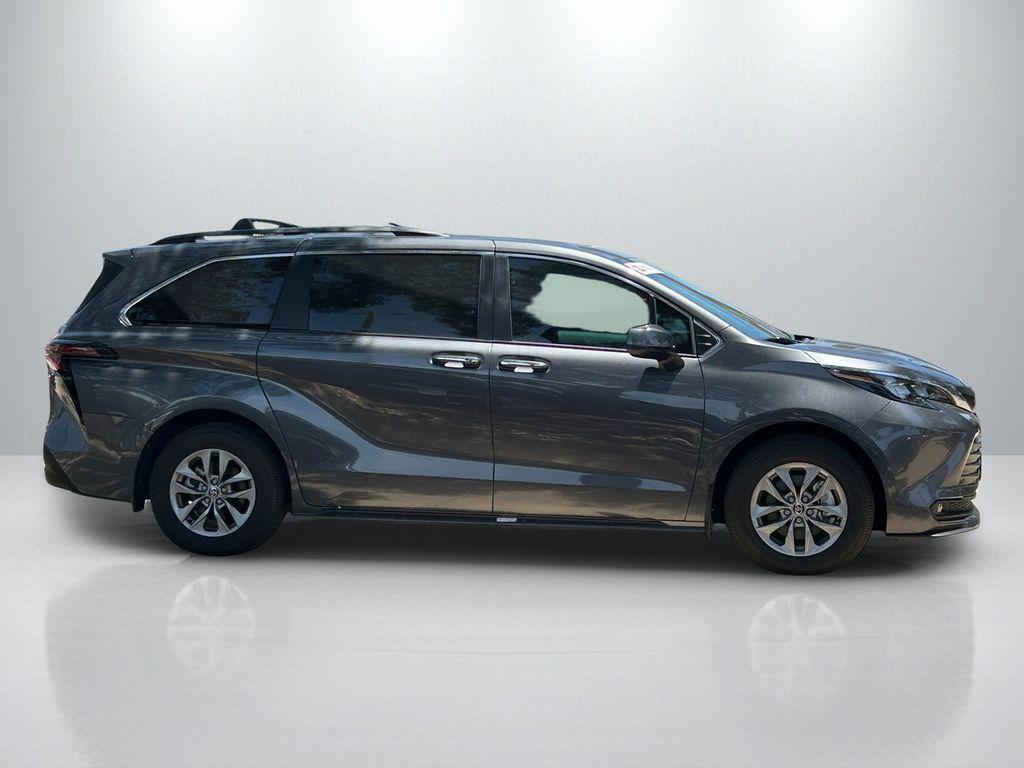 صورة 4 لـ 2025 Toyota SIENNA XLE