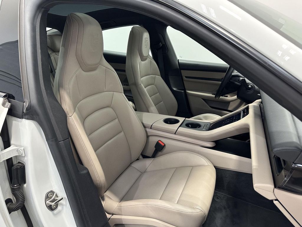 2021 Porsche TAYCAN 照片 39