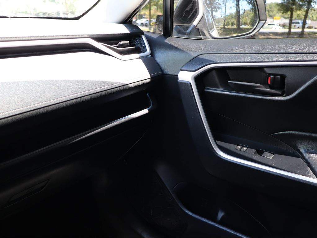 صورة مصغرة 38 لـ 2024 Toyota RAV4 LE