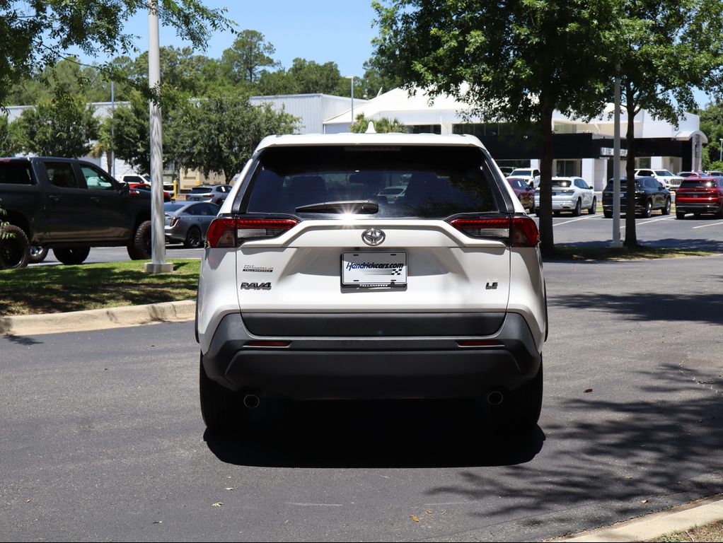 صورة 8 لـ 2024 Toyota RAV4 LE