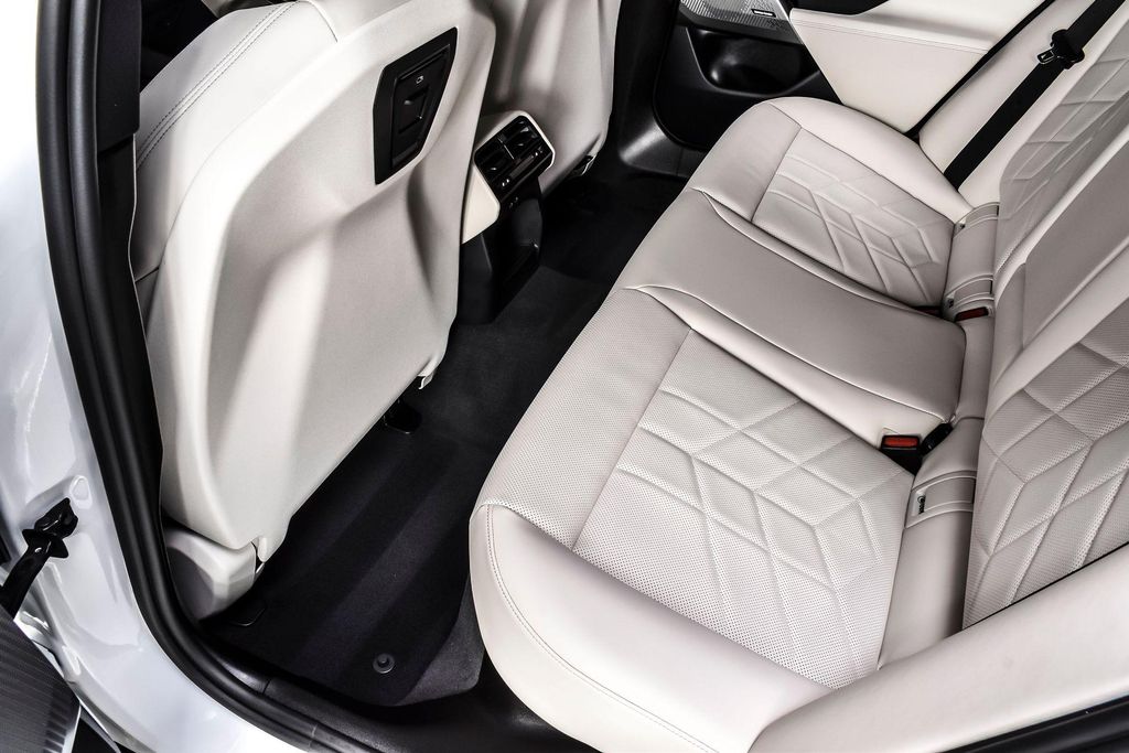 صورة 21 لـ 2024 BMW 530 XDRIVE