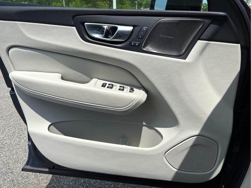 صورة مصغرة 25 لـ 2024 Volvo XC60 B5 PLUS DARK THEME