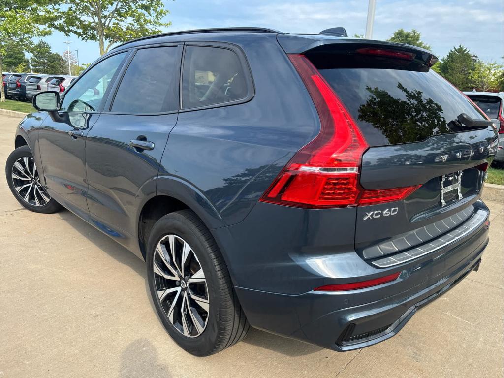 2024 Volvo XC60 B5 CORE DARK THEME — фото 5