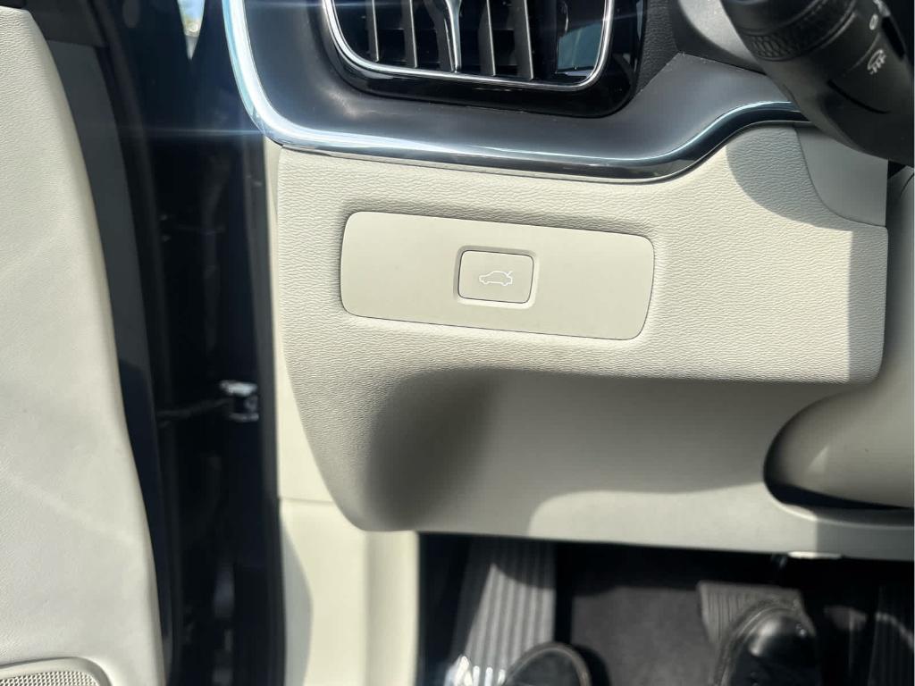 2024 Volvo XC60 B5 CORE DARK THEME — миниатюра 23