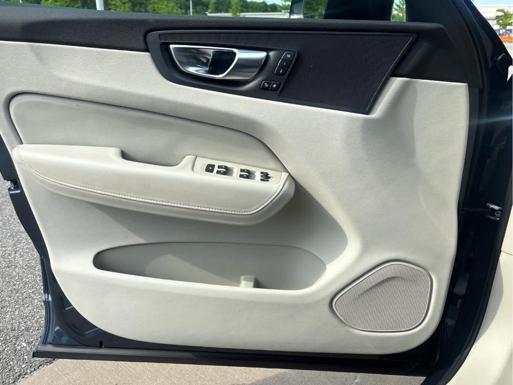 2024 Volvo XC60 B5 CORE DARK THEME — миниатюра 21