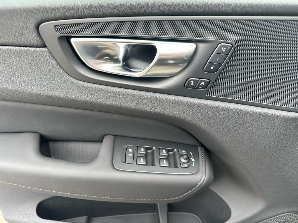 صورة 8 لـ 2026 Volvo XC60 B5 CORE