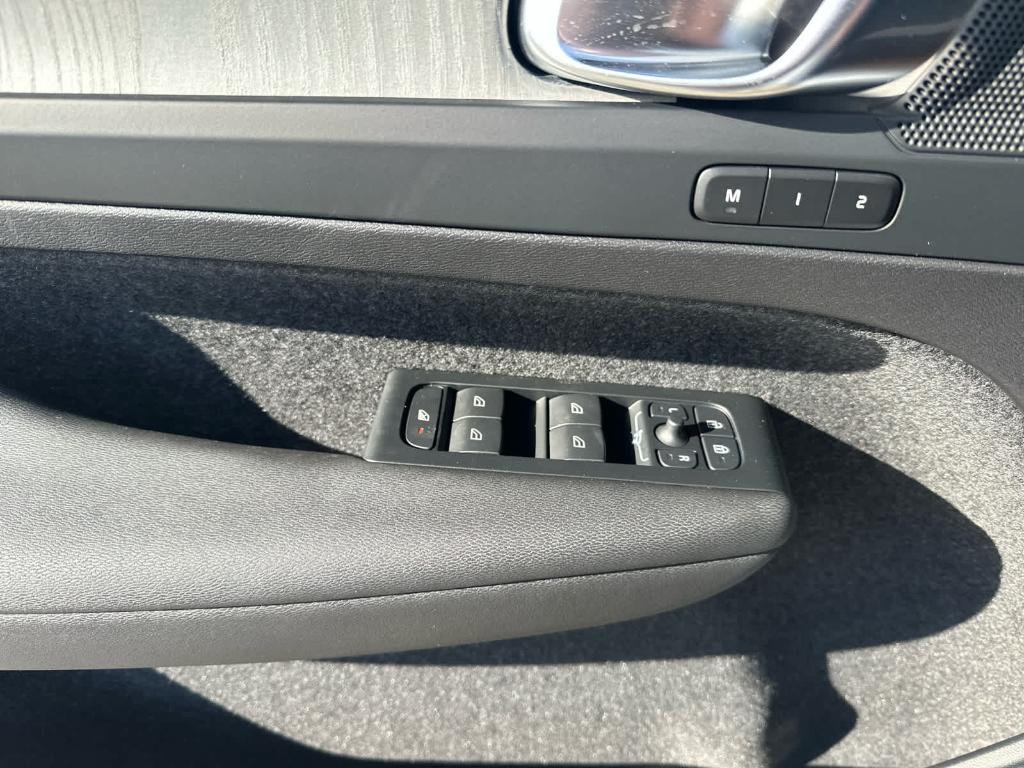 صورة 9 لـ 2026 Volvo XC40 B5 PLUS