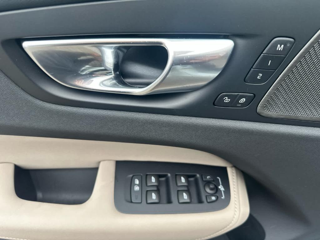 2026 Volvo XC60 B5 PLUS — фото 10